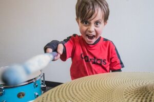 Backebat Music - kid drumming